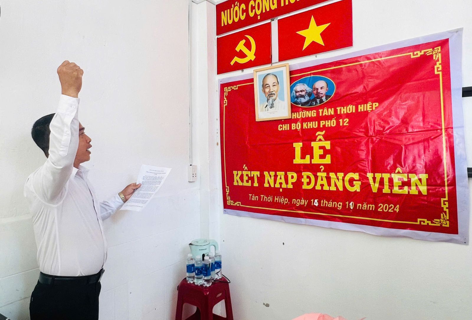 Đ/c Đỗ Đăng Sinh đọc bản tuyên thề trước khi nhận quyết định kết nạp Đảng